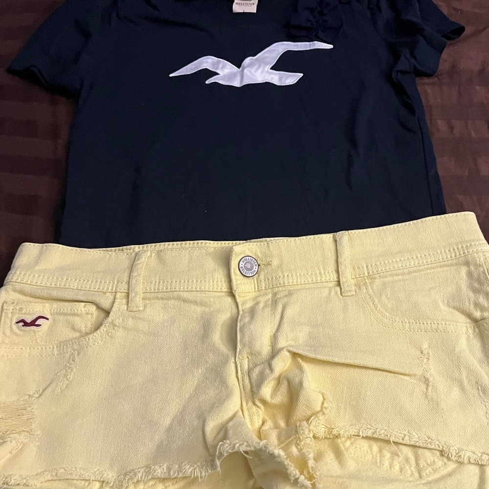 2 pairs of EUC Hollister distressed shorts in Teal and Yellow